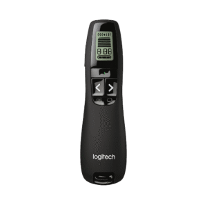 שלט מצגות אלחוטי Logitech R700 בצבע שחור עם תצוגת LCD, כפתורי שליטה ולייזר אדום.